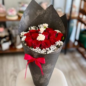 Classic 12 (FB12-W6) 12 Stalks Red Roses - FREE Delivery