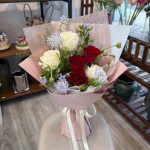 Classic Red & White - 6 Stalks MIxed Roses Bouquet
